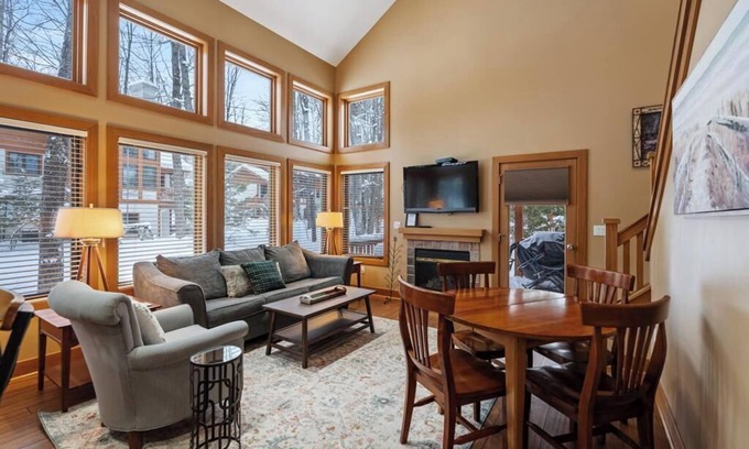 Boyne Falls Condominio | 5 dormitorios Disciples Ridge Condo en Boyne Mountain, a pasos de las pistas