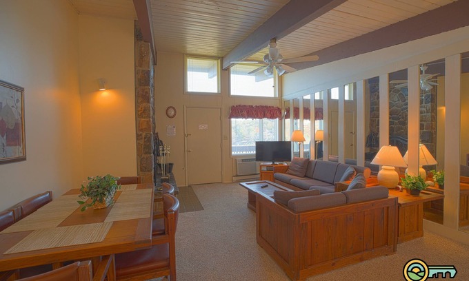 Mount Jackson Condominio | Ski/MTB/Golf Condo (#133) - Slope side | Slope & Resort valley views | Vaulted ceilings!