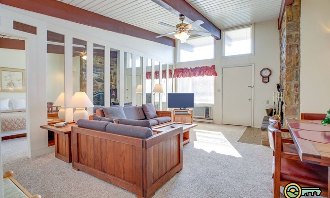 Mount Jackson Condominio | Ski/MTB/Golf Condo (#134) - Slope side | Mountain, Golf Course views | Vaulted ceilings!