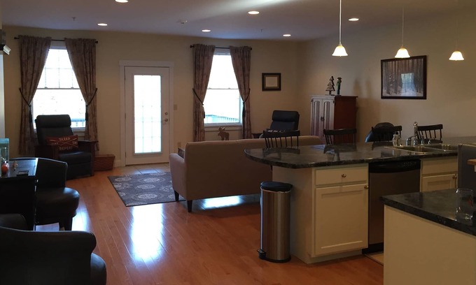 Carrabassett Valley Condominio | Ski or Snowmobile, espacioso condominio de lujo a 6 millas al sur de Sugarloaf.