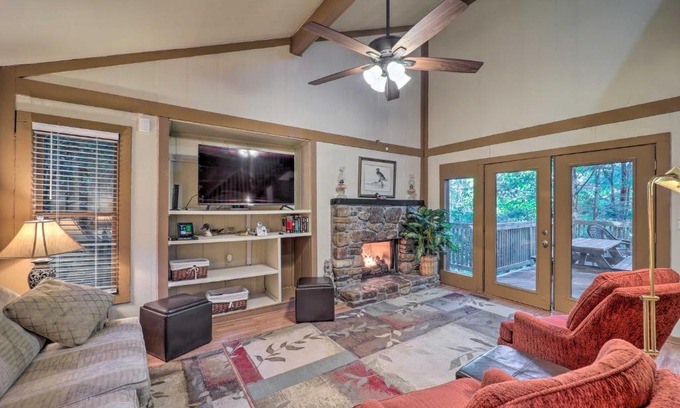 Beech Mountain Casa | Ski Resort Cabin with Deck in Beech Mountain!