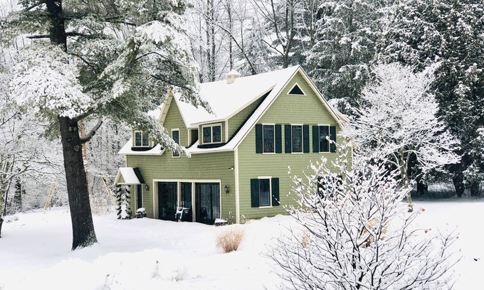Manchester Casa | Ski season or yearly rental. Fireplce. Dogs welcome. Walk to Equinox Pond & BBA.