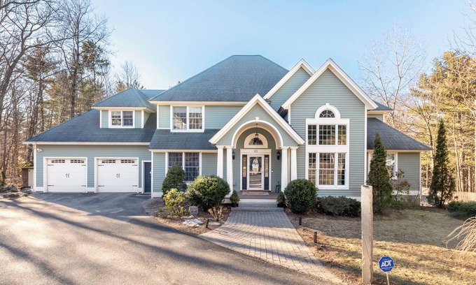 Laconia Casa | Ski-Snowmobile-Hike-Boat-Swim-Fall Foliage-Concerts: Large home, 3 levels of FUN