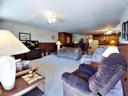 Red River Apartamento | Ski View 03 - On Main Street - WiFi - Cable - Fireplace - Trailer Parking In Back - Patio with Gas Grill