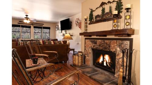 Red River Apartamento | Ski View 09 Southern Comfort - On Main Street - WiFi - Cable - Fireplace - Trailer Parking In Back - Patio with Gas Grill