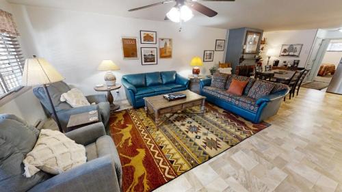 Red River Apartamento | Ski View 10 - On Main Street - WiFi - Cable - Fireplace - Trailer Parking In Back - Patio with Gas Grill