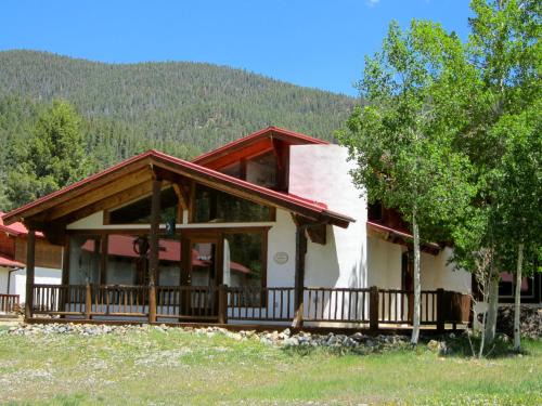 Red River Casa | Ski View Chalet - WiFi - Fireplace - Washer - Dryer - Grill - Fire Pit