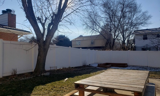 Sandy Casa | SkiBum Paradise w/fireplace & large fenced yard (pet friendly!)