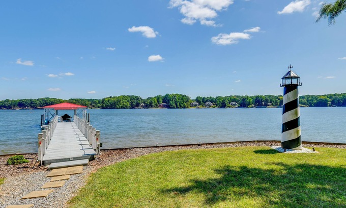 Troutman Casa | 'Skipper's Lighthouse' Retreat on Lake Norman