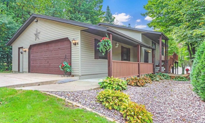 Mosinee Cabina | Skipping Rock Retreat, Mosinee WI Completely updated lakefront get-away.
