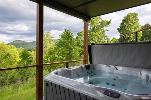 Young Harris Casa | Skips Hideaway 4br Fall Retreat Hot Tub Dog