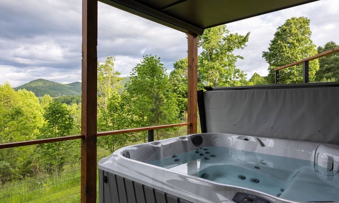 Young Harris Cabina | Skip’s Hideaway: Mountain retreat for 10 with hot tub, game room, double decks, and EV charger.