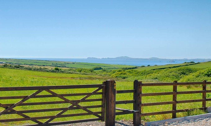 Haverfordwest Cabaña | Skomer Sea View Cottage with Hot Tub- Dog Friendly