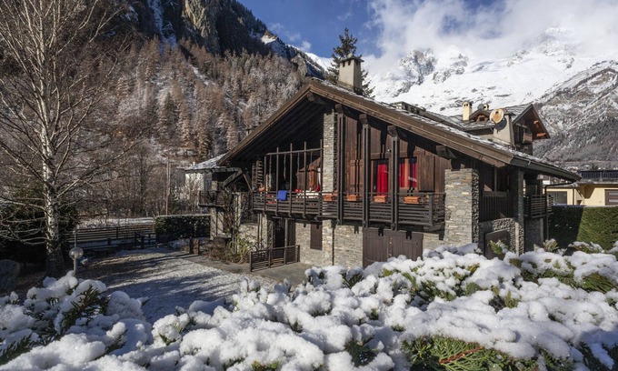 Courmayeur Chalet De Esquí | Sky and retreat in a charme house in Courmayeur!