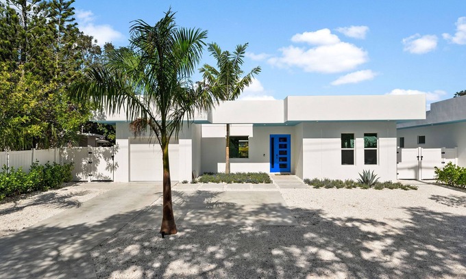 Arlington Park Casa | SKY BLUE Sarasota. Pool Home. Build 2023. Option for up 18 guests