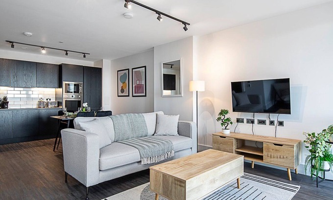 College Park and Old Oak Apartamento | Sky-High Apartment with Modern Decor