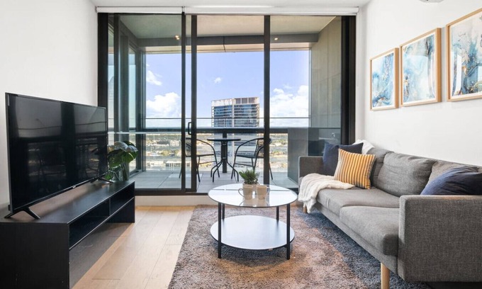 Docklands Apartamento | Sky-High Docklands | Waterfront 2BR w/Gym & Pool