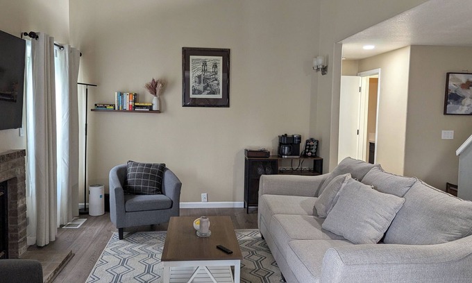 Beaverton Casa | Sky-High Foyer & Spa Retreat