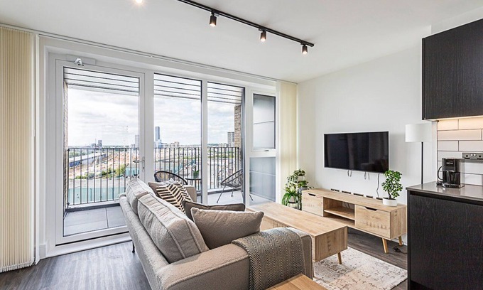 College Park and Old Oak Apartamento | Sky-High Studio with Stunning Views