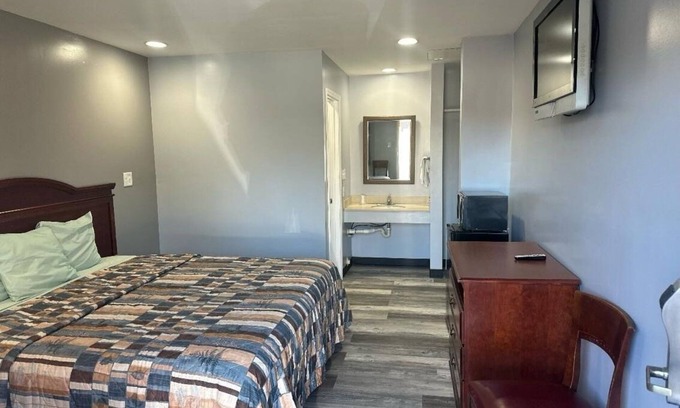 Crestline Heights Hotel | Sky Inn Hotel