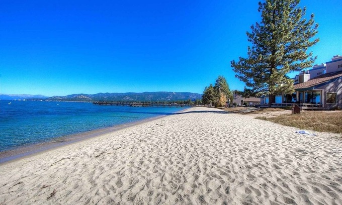 South Lake Tahoe Condominio | Sky Lake Splendor 5 Bedroom Condo by RedAwning