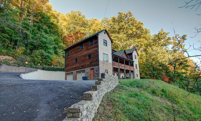 Mars Hill Cabina | Sky Lodge Huge Asheville mountain gathering place Great views fire pit and more