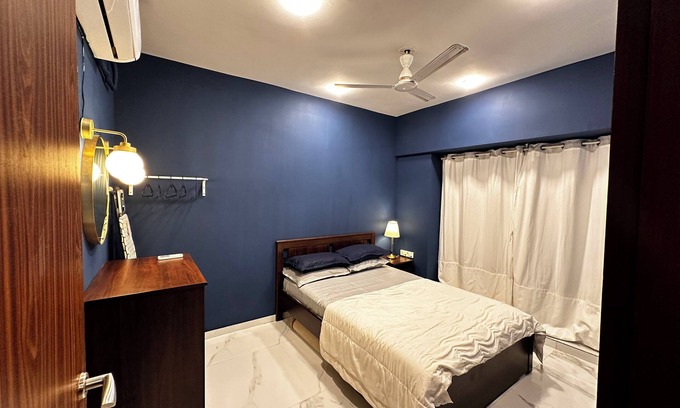 Goregaon West Apartamento | Sky Oasis: Premium 2BHK I 65' TV, AC, High Floor, Andheri West