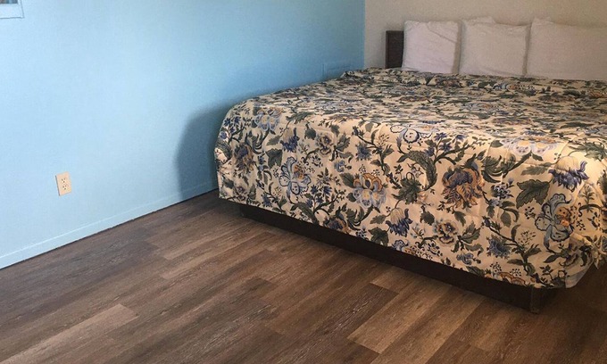 El Dorado Casa | Sky-Palace Inn and Suites El Dorado - 1 King Bed NS