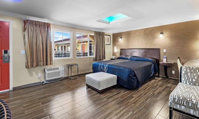 Orange Hotel | Sky Palm Motel
