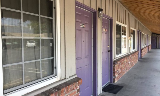 West Sacramento Hotel | Sky Ranch Inn
