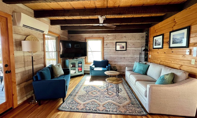 West Jefferson Cabina | Cabin with views, Med.dog friendly,screened porch,fire table,WIFI,foosball