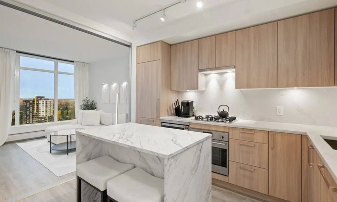 Surrey Condominio | Sky Suite 2BR 1BR Condo in Surreys Tallest Tower! Rooftop Terrace w/ Views