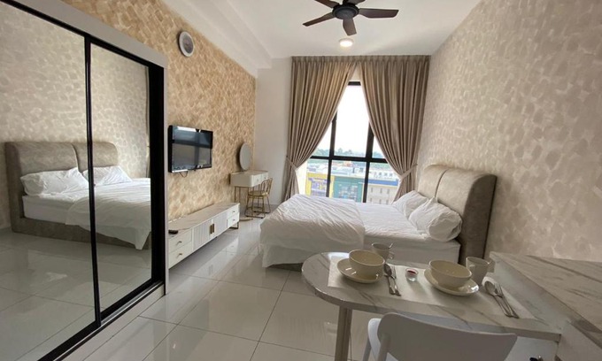Bukit Indah Apartamento | Sky Trees Nflix Make Up Table with Pool & Facilities
