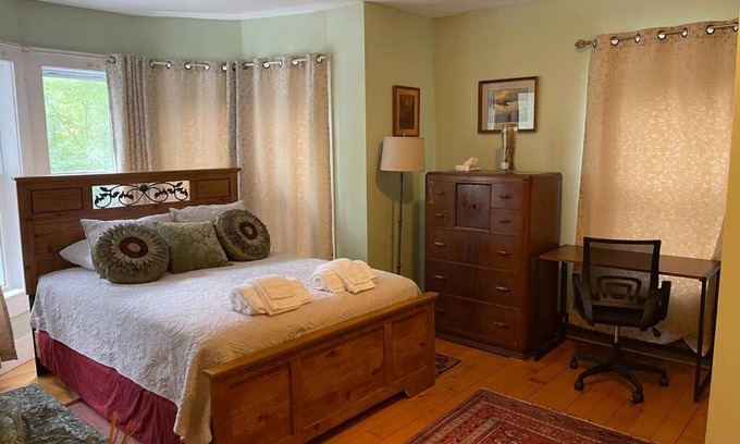West Bridgewater Apartamento | Skyeship House in Woods - 8 Beds wHot Tub