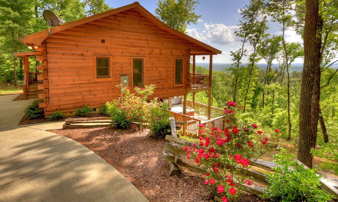 Hidden Lake Cabina | SkyeView Getaway- amazing views, hot tub and firepit