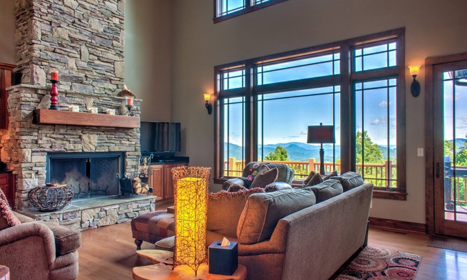 Mountain Air Casa | Skyfall | Hot Tub, Theater & Views🎥⛰️ Near Hatley Pointe + Inc. Biltmore Pass