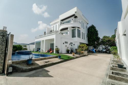 Ban Saiyuan Villa | Skyfall Pool Villa in Rawai
