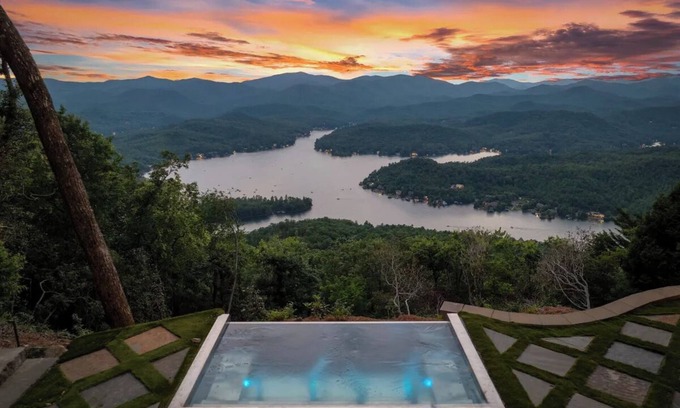 Tiger Villa | SkyHaüs @Lake Burton - world-class views, infinity hot tub, 3 grills, & porches.