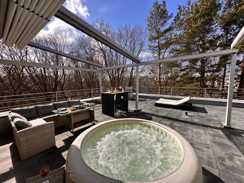 Ziepniekkalns Apartamento | Skyhouse Riga Superior Penthouse & SPA