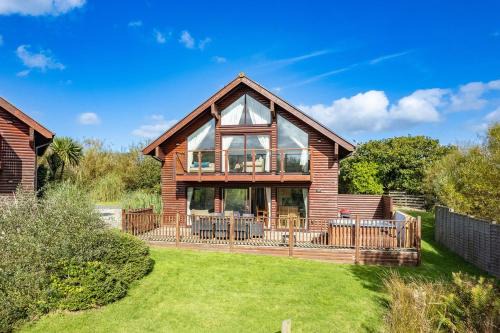 Winnard's Perch Casa | Skylark sleeps 8 private Hot Tub & Dogs welcome Nr Padstow, Resort Pool Bar & Watersports
