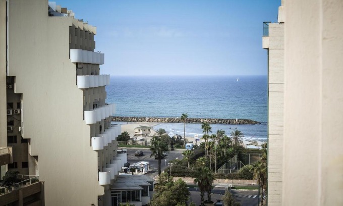 Herzliya Pituach Apartamento | Skyline 1BR Apartment with City and Sea View by Sea N' Rent