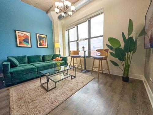 Near South Side Apartamento | Skyline 2BR in South Loop with Optional Parking & Gym Access Near Museum Campus and McCormick Place