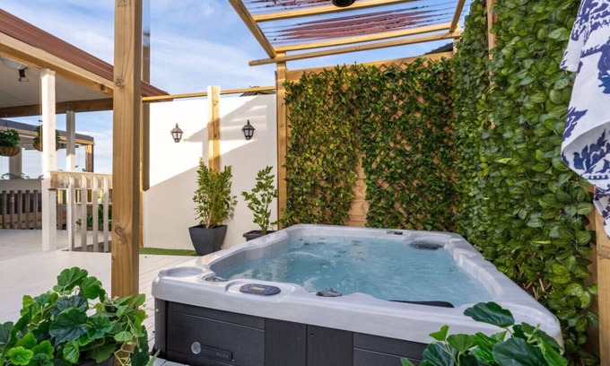 West Harbour Casa | Character 4BR Home | Seaview ★ Skyline ★ Hot tub