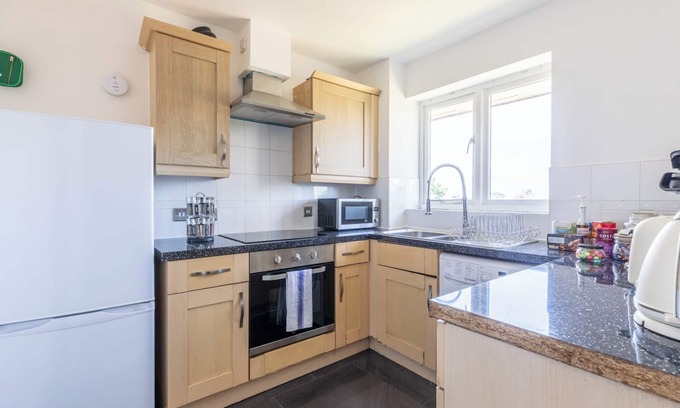 Woolwich Apartamento | Skyline Haven Modern 2BR w/ Free Parking & 4kTV