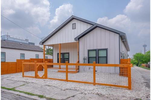 Near East Side Apartamento | Skyline Retreat 3BR-3BA w Stunning Views Near DT