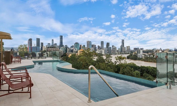 East Brisbane Apartamento | Skyline & Rooftop Pool | 2BR Modern Stay Near CBD
