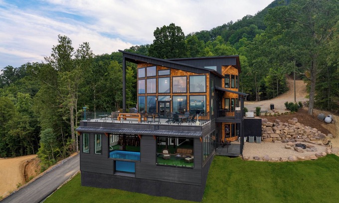 Sevierville Cabina | Skyline Sanctuary | Indoor Pool, Game Room, Firepit, Mountain Views, Luxe Design
