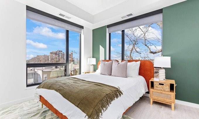 Uptown Apartamento | Skyline Serenity mins to DT w Gym ,BBQ, Rooftop