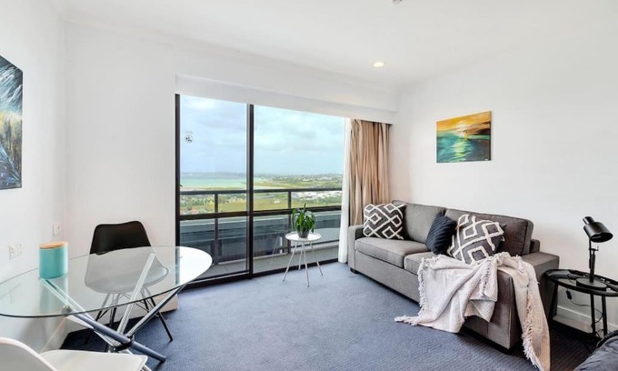 Takapuna Apartamento | Skyline Sojourn Studio with Parking and Sea Views