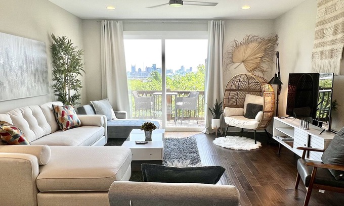Katie Hill Neighborhood Casa | Skyline Views/3 Miles to Downtown/WeeklyDiscounts/Pet Friendly